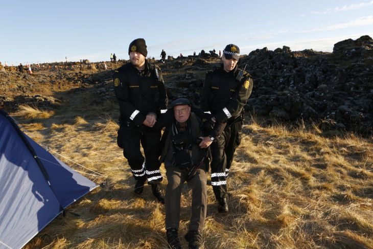 Ómar Ragnarsson sjónvarpsmaður handtekinn.