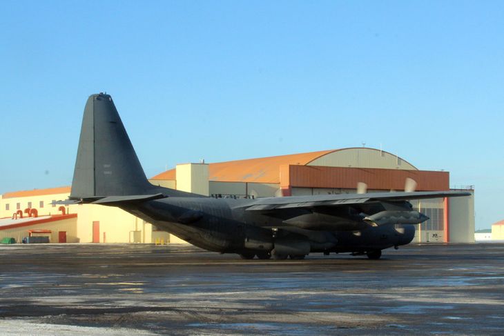 Herkúles í forgrunni, flugskýlið umtalaða má sjá í bakgrunni.