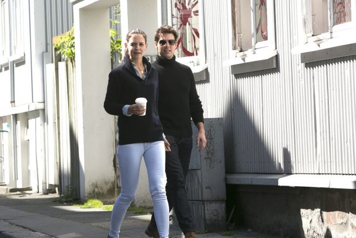 Katie Holmes og Tom Cruise rölta niður Þingholtsstrætið í dag.