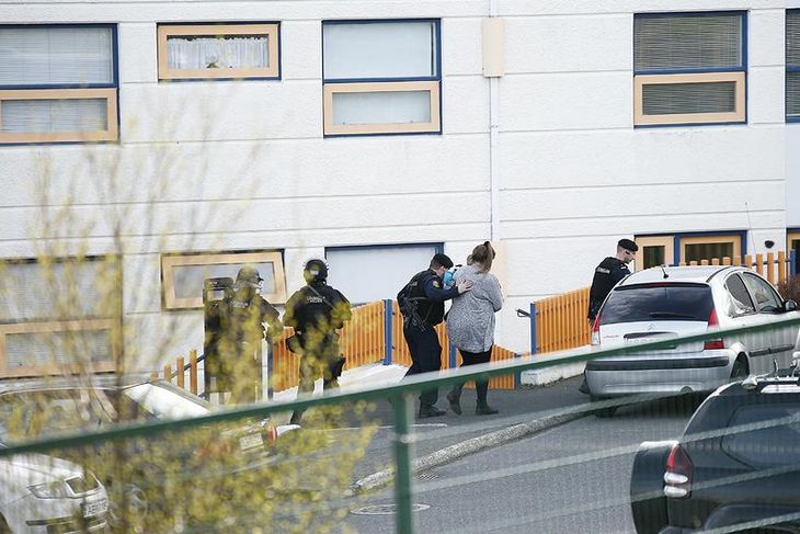Nágrannar mannsins fengu lögreglufylgd út úr íbúðum sínum.