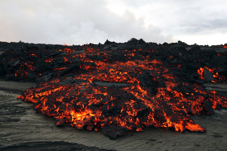 Hraunið sem streymir frá eldgosinu nálgast nú Jökulsá á Fjöllum.