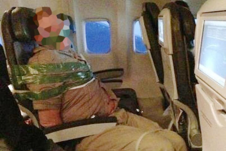 Maðurinn hafði uppi ógnandi talsmáta við farþega og flugáhöfn og hrækti ítrekað á fólk.