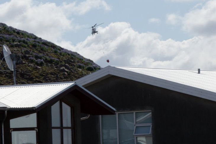 Þyrla Landhelgisgæslunnar aðstoðaði við að slökkva gróðureldana.
