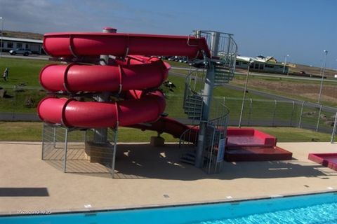 Garður Swimming pool