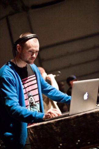 Dj Kocoon að þeyta skífum fyrir bræðurna BlazRoca og Sesar A