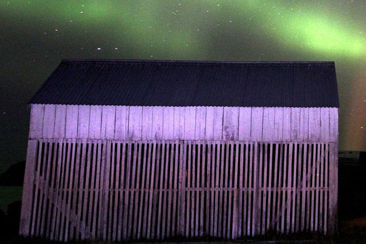 Fyrirbærið sést til vinstri á myndinni - þríhyrningslaga ljósgeisli.