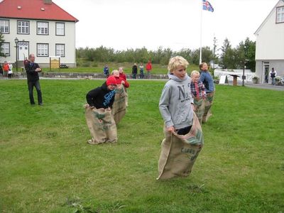 Come and play! Outdoor games for children