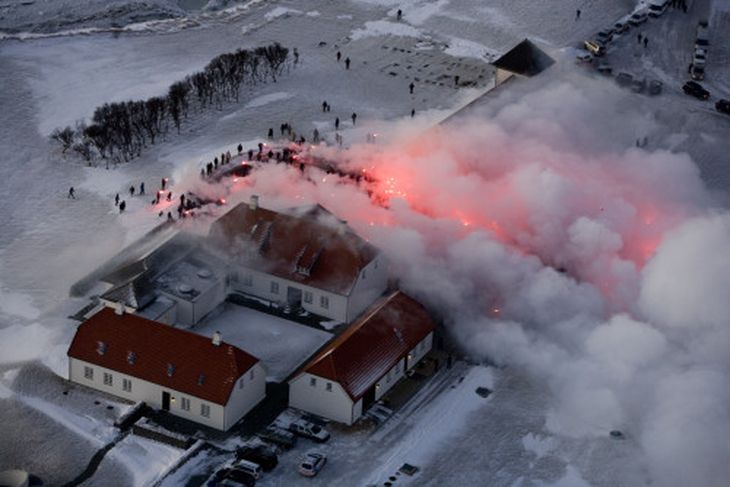 Bessastaðir baðaðir í rauðum bjarma.