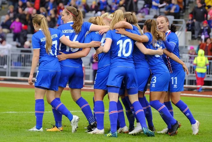 Íslenska liðið fagnar fyrsta marki leiksins.