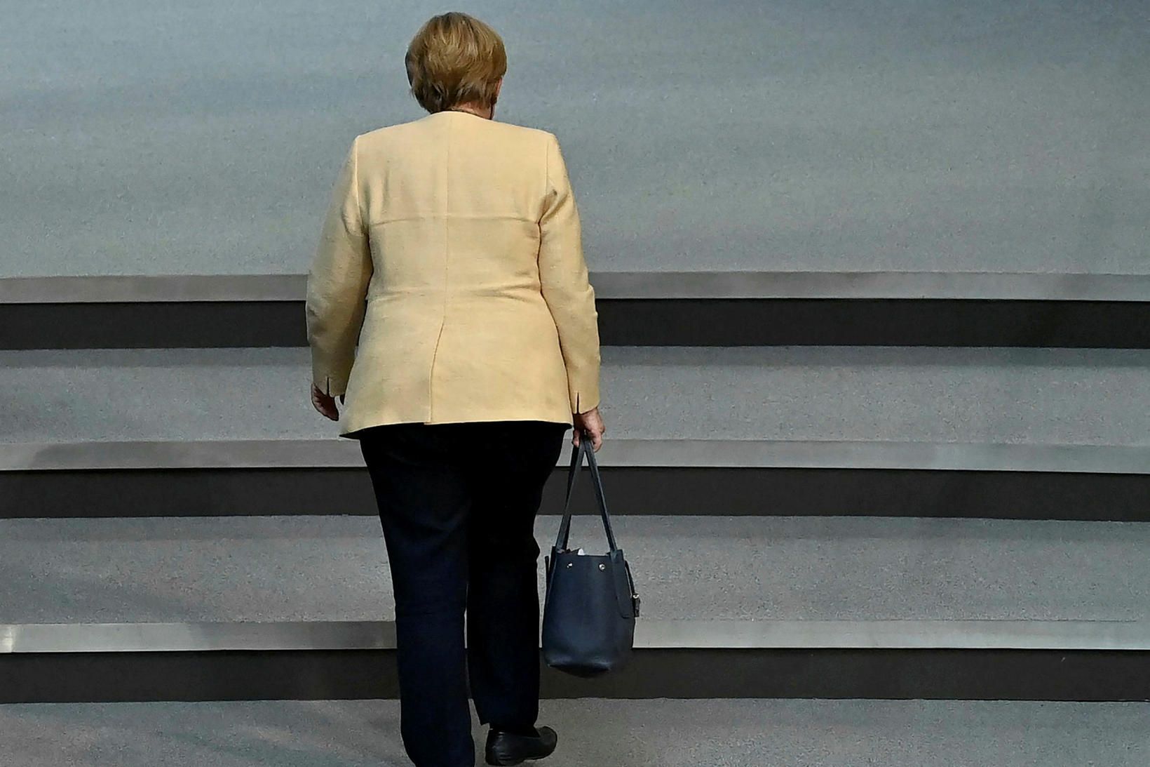 Angela Merkel ræðir við leiðtoga ríkjanna 16 um samrýmingu sóttvarnaaðgerða …