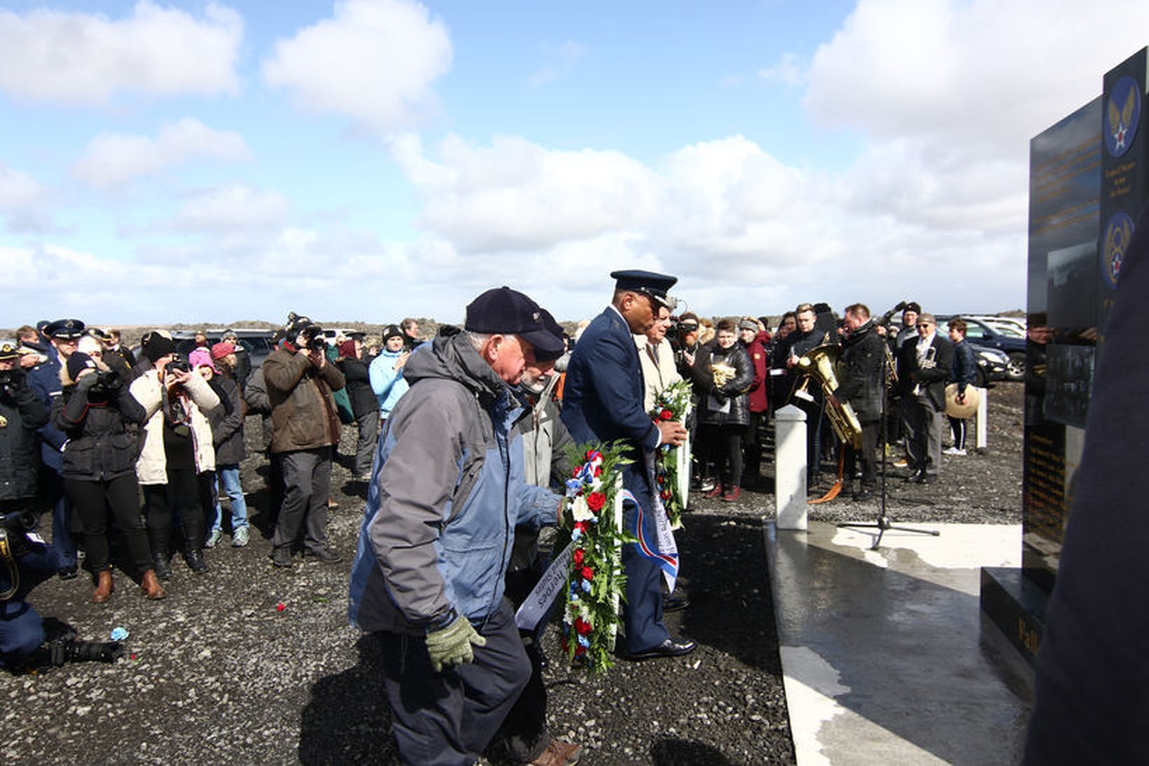 Afhjúpuðu minnisvarða um áhöfn B24D