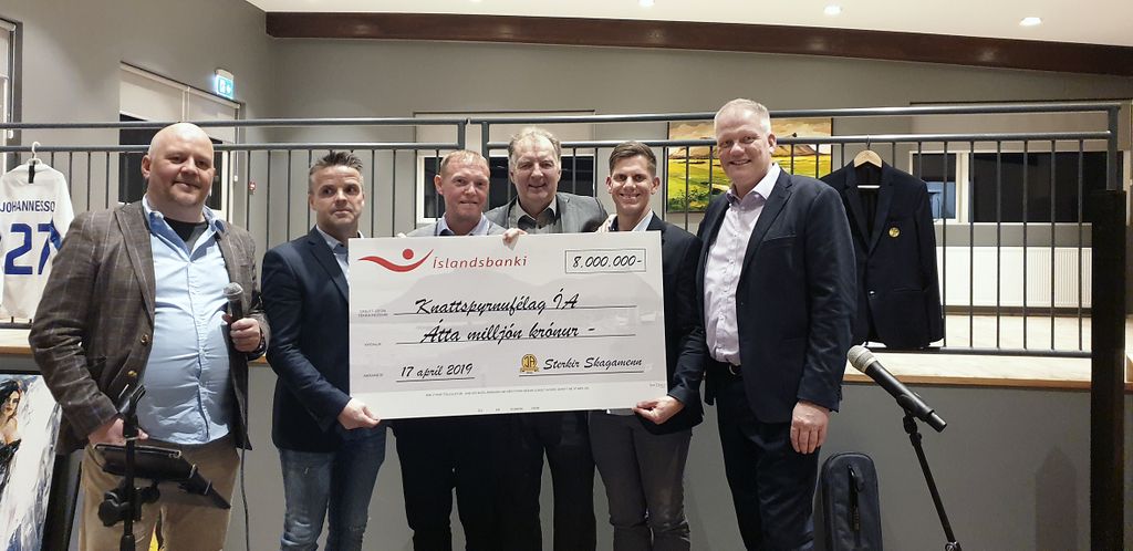 Skagamenn Örn Gunnarsson, formaður Sterkra Skagamanna, Sigurður Sigursteinsson, framkvæmdastjóri KFÍA, Haraldur Ingólfsson, Jón Gunnlaugsson, Heimir Fannar Gunnlaugsson, varaform. KFÍA, og Magnús Brandsson.