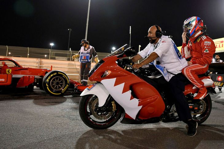 Räikkönen fékk far á mótorhjóli heim í bílskúr eftir að hann lagði bílnum við brautarkant ...