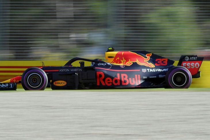 Max Verstappen á ferð í Melbourne á seinni æfingu dagsins.