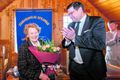 Fékk gullmerki Jón Þór Ólason, formaður SVFR, afhendir Guðrúnu E. Thorlacius gullmerki félagsins. Aðeins 18 hafa fengið merkið í 80 ára sögu félagsins, þar á meðal Ásgeir Ásgeirsson, fyrrverandi forseti Íslands, og Ólafur Noregskonungur, borgarstjórar og fyrrverandi formenn félagsins.