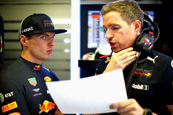 Max Verstappen hlýðir á vélfræðing sinn milli aksturslota í Montreal.