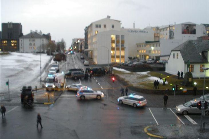 Lögreglan hefur lokað stóru svæði neðst í Hverfisgötu.