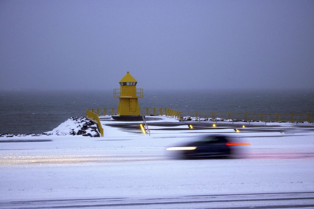 Óveður Dimm él og dæmigert janúarveður í Reykjavík. Myndin er tekin við Sæbrautarvitann sem lýsir upp leiðir.