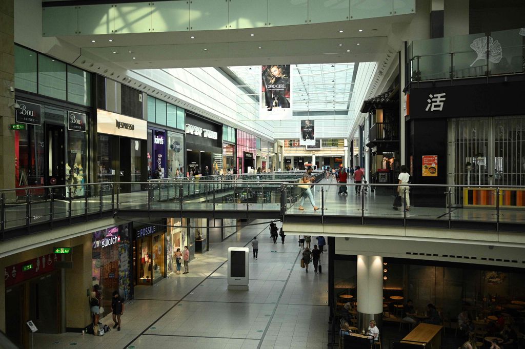 Fámennt Hagkerfið mun fljótt að ná sér á strik með aukinni einkaneyslu. Fámennt er þó hér á myndinni sem tekin var í gær í Arndale-kringlunni í Manchester á Englandi en þar í landi hafa samkomureglur verið hertar á ný.