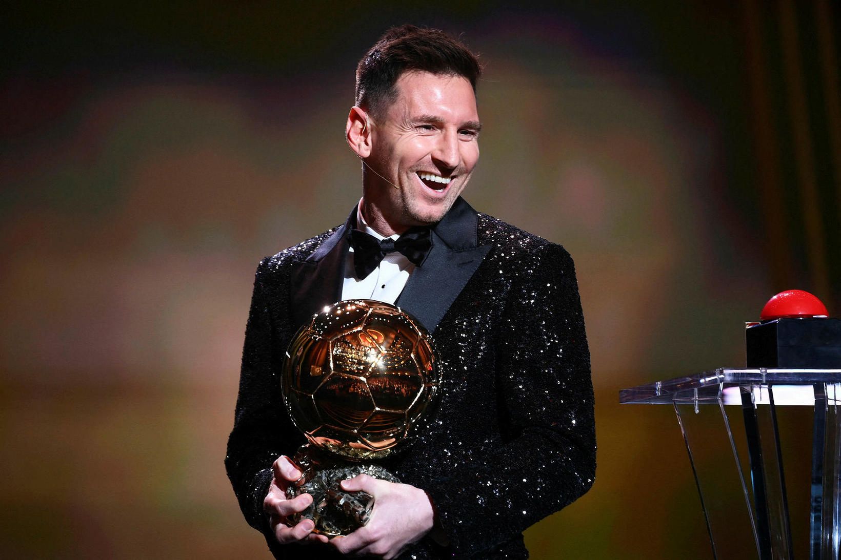 Lionel Messi var brosmildur þegar hann tók við Gullboltanum.
