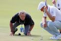 Álitamál Atvinnukylfingurinn Bryson DeChambeau bíður eftir úrskurði dómara á móti þeirra bestu á Hawaii.