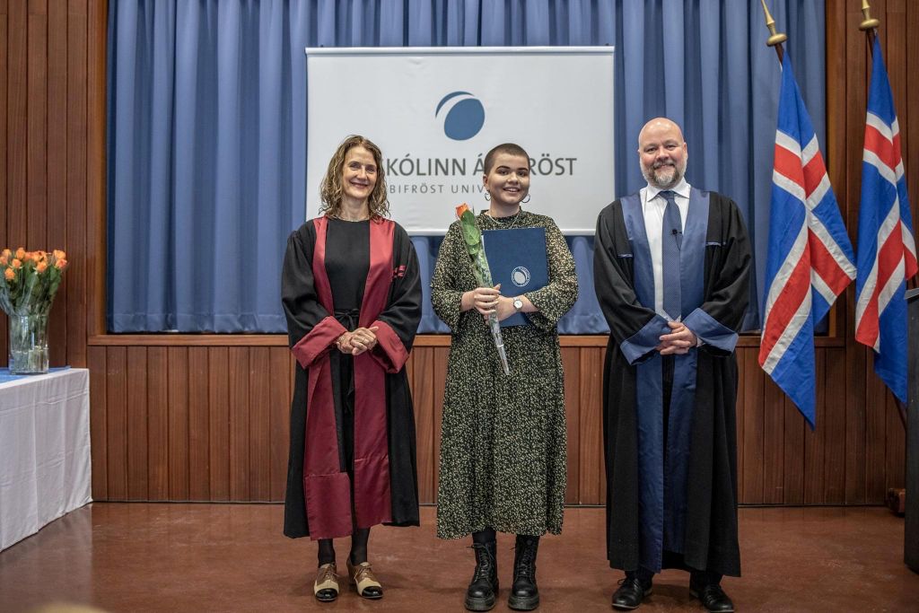 Útskrift Þórhildur Elínardóttir Magnúsdóttir, fyrir miðju, við útskriftina frá Háskólanum á Bifröst.