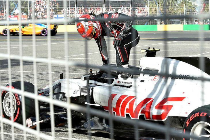 Kevin Magnussen stígur upp úr bíl sínum eftir brottfallið í Melbourne.