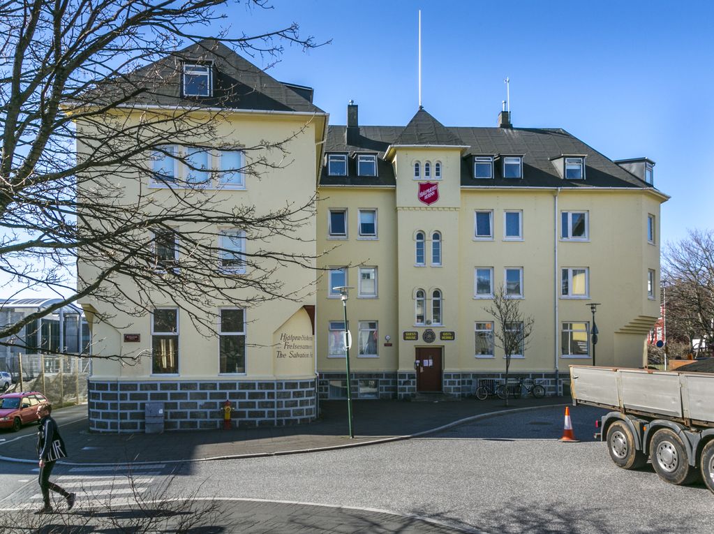 Veglegt steinsteypt hús sem setur mikinn svip á miðborgina.