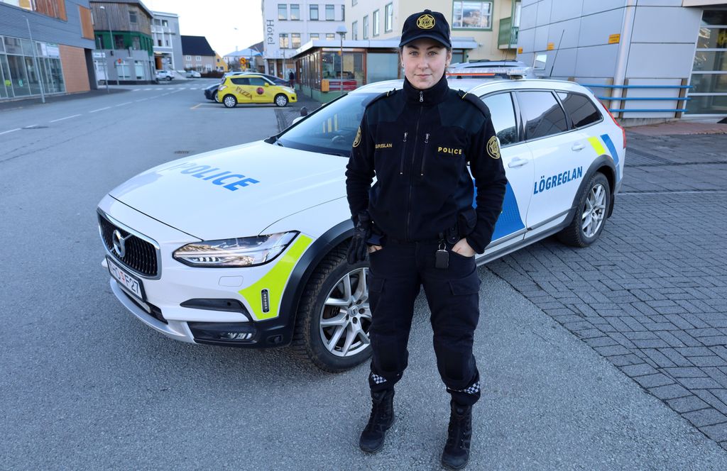 Ísafjörður Samfélagið verður sífellt fjölbreyttara, segir Klaudia, hér við lögreglubíl á leiðinni í eftirlitsferð.