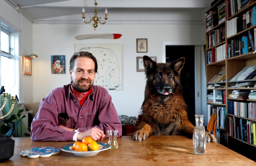 Höfundur og hundur hans Ófeigur og Kolur í stofunni heima. „Draumar, fyrirboðar og fjarskyggni hafa alltaf verið hluti af bókmenntum okkar.“