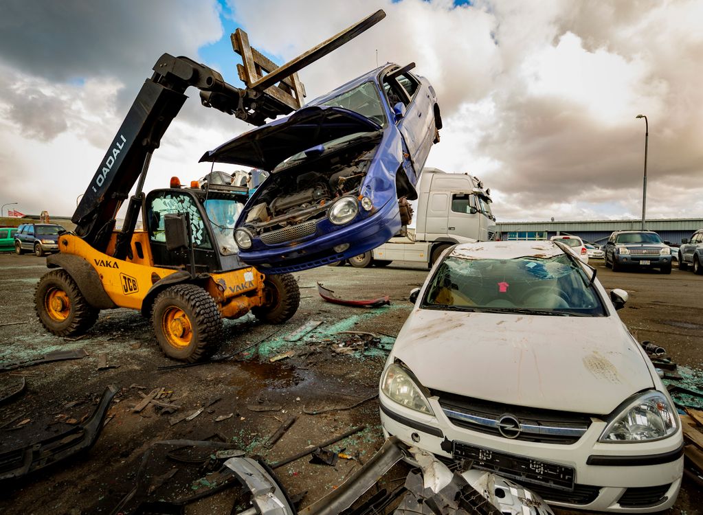 Förgun Greiddar eru 20.000 krónur í skilagjald þegar bílum er fargað. Lagt er til að gjaldið verði hækkað í 30.000 krónur. Mynd úr myndasafni.