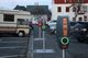 Hleðslustaurar á miðri gangstétt