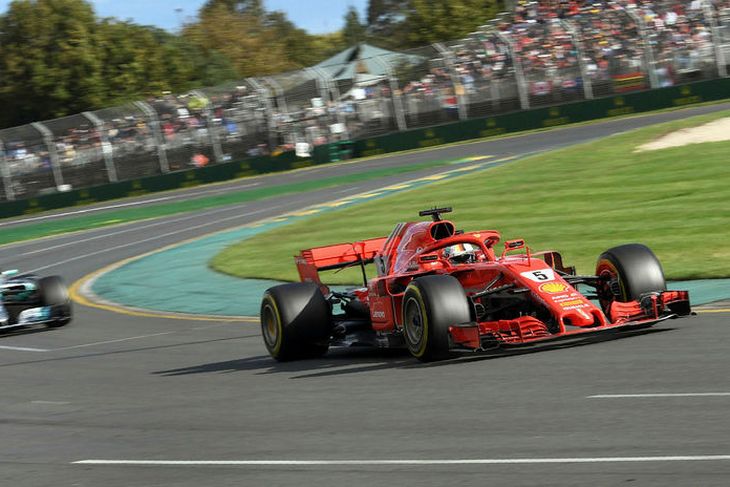 Lewis Hamilton (t.v.) eltist við Sebastian nVettel (t.h.) í kappakstrinum í Melbourne.