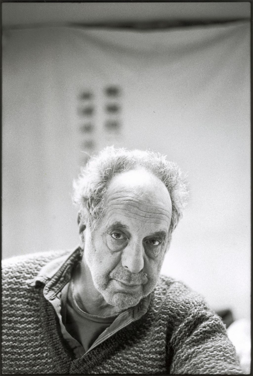 Íhugull Robert Frank í vinnustofu sinni í New York-borg árið 1995. Hann umbylti heimildaljósmyndun með bókinni The Americans sem kom út 1958.