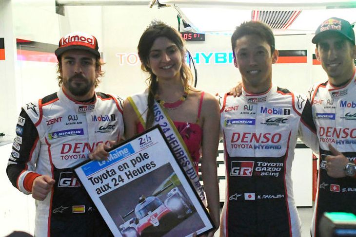 Alonso (l.t.v.) og félagar hans sem aka Toyotabíl númer 8 í Le Mans um helgina ...