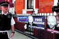 Umdeildur fangi Breskir lögreglumenn á verði við sendiráð Ekvadors í Lundúnum þar sem Julian Assange var handtekinn 11. apríl.