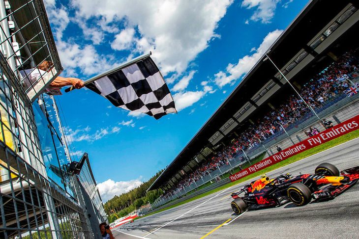 Max Verstappen ekur yfir endamarkið í Spielberg í Austurríki sl. sunnudag.
