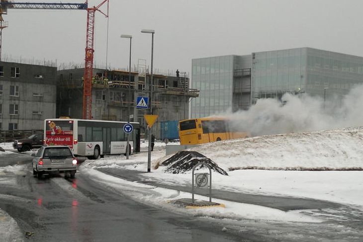 Reyk leggur frá strætisvagninum í morgun.
