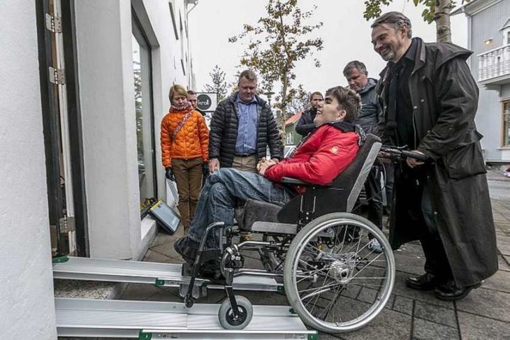 Edda Heiðrún og Jón Gnarr á Laugavegi