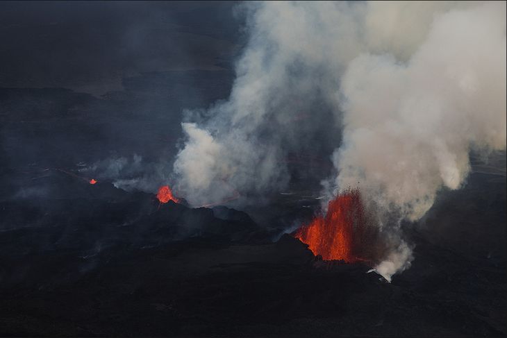 Northern Lights and volcanic glow - mbl.is