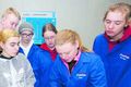 Rannsókn Elías Kári, Freyr, Þórunn, Halldóra og Gabríel skoða hjarta úr laxaseiði með Evu Dögg Jóhannesdóttur, líffræðingi hjá Arctic Fish.