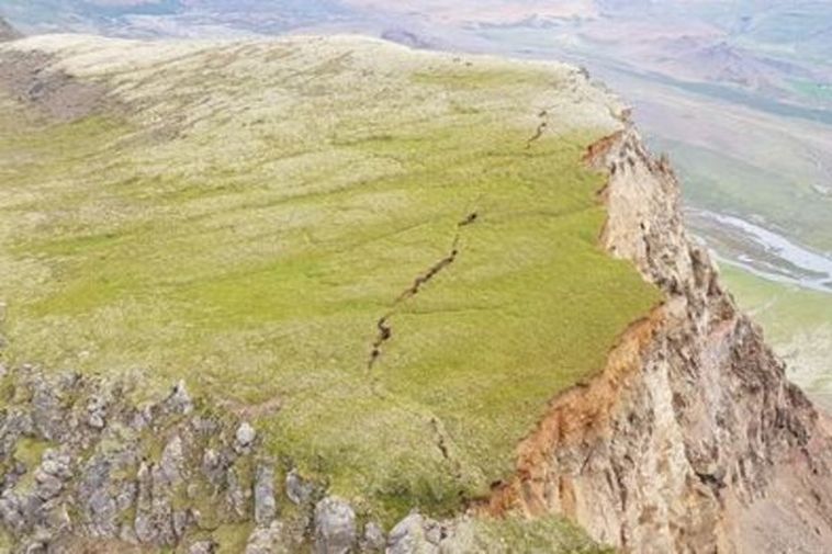 Large crevice at site of landslide - Iceland Monitor