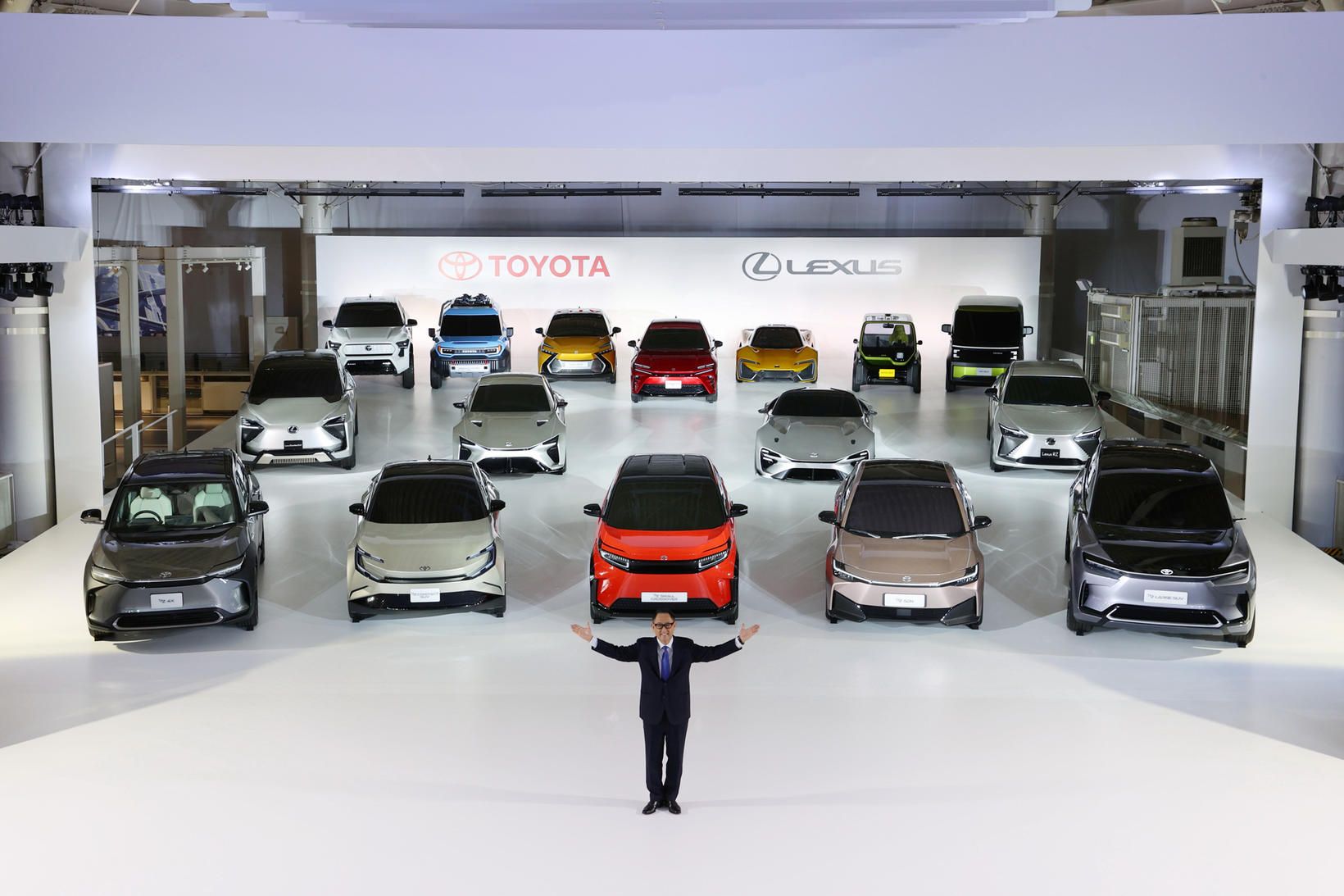 Akio Toyoda, framkvæmdastjóri Toyota, stendur fyrir framan nýkynnta rafbíla Toyota …
