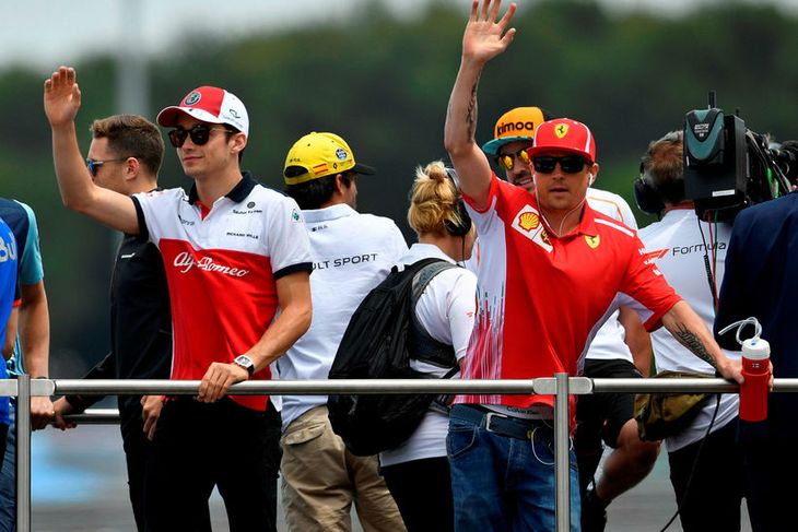 Kimi Räikkönen (t.h.) og Charles Leclerc (t.v.) veifa áhorfendum á heiðurshring ökumanna í franska kappakstrinum ...