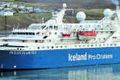 Skemmtiferðaskip liggur við Þvergarðinn í Húsavíkurhöfn síðasta vor. Hvalaskoðunarbátur siglir hjá skipinu á leið að landi með ferðamenn. Til stendur að endurbyggja garðinn.