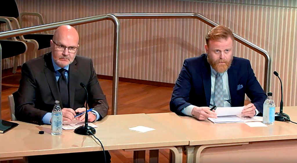 SÍ Minni ráðstafanir voru gerðar til smitvarna á fundinum í gær en á fyrri kynningarfundum Seðlabankans í marsmánuði. Í stað sprittbrúsa höfðu seðlabankastjóri og aðalhagfræðingur vatnsflöskur sér til handargagns.
