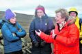 Jökull Katrín Jakobsdóttir forsætisráðherra hlustar á Mary Robinson, fv. forseta Írlands, sem flutti ávarp við Ok í gær. Milli þeirra er Gunnhildur Fríða Hallgrímsdóttir, sem hefur verið framarlega í hópi ungs fólks sem krefst aðgerða í loftslagsmálum. Oddur Sigurðsson jöklafræðingur lengst til hægri.