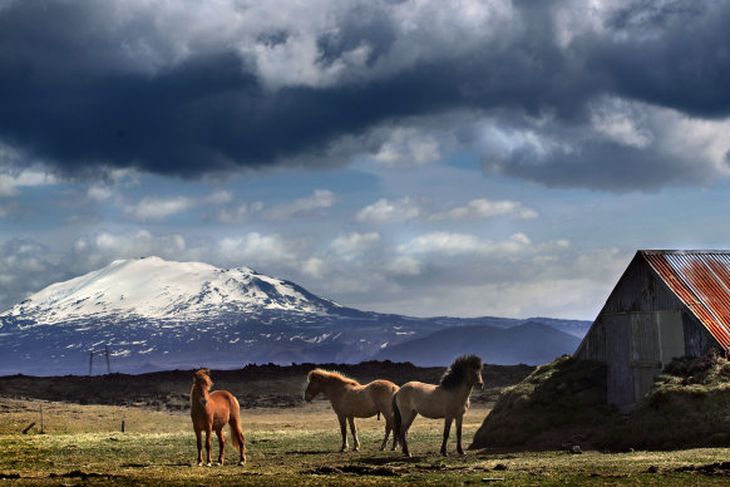 Hekla þakin snjó.