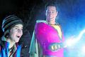Rafstraumur Zachary Levi í hlutverki Shazam og Jack Dylan Grazer í hlutverki vinar hans Freddy. Hér er Shazam nýbúinn að uppgötva einn af ofurkröftum sínum. Að mati rýnis er myndin fínasta afþreying þó ekki sé hún gallalaus.