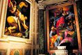 Í minningarkapellu Á vinstri hliðarvegg Carasi-kapellunnar í Santa Maria del Popolo-kirkjunni má sjá heilagan Pétur krossfestan í verki Caravaggios frá 1601. Til hægri er Himnaför Maríu meyjar eftir Annibale Carracci en annað málverk Caravaggios, Heilagur Pétur tekur trú á veginum (1601), er síðan andspænis hinu sem sýnir Pétur.